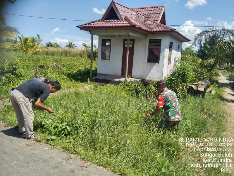 Giat Goro Dalam Rangka Menjaga Kebersihan Lingkungan Bersama Babinsa Koramil 04/Kuindra
