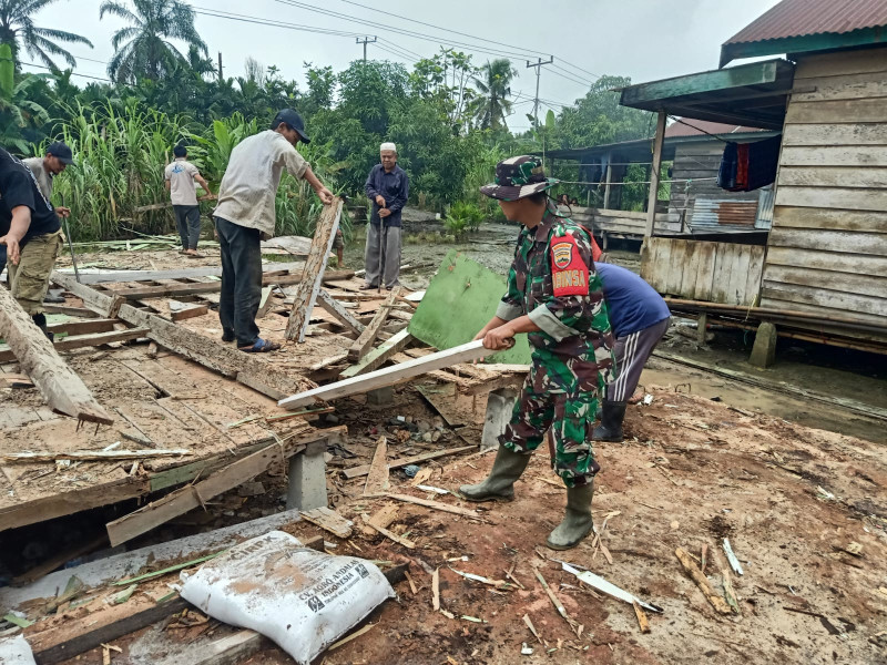 Goro Pembongkaran Rumah Warga: Babinsa Tunjukkan Kepedulian