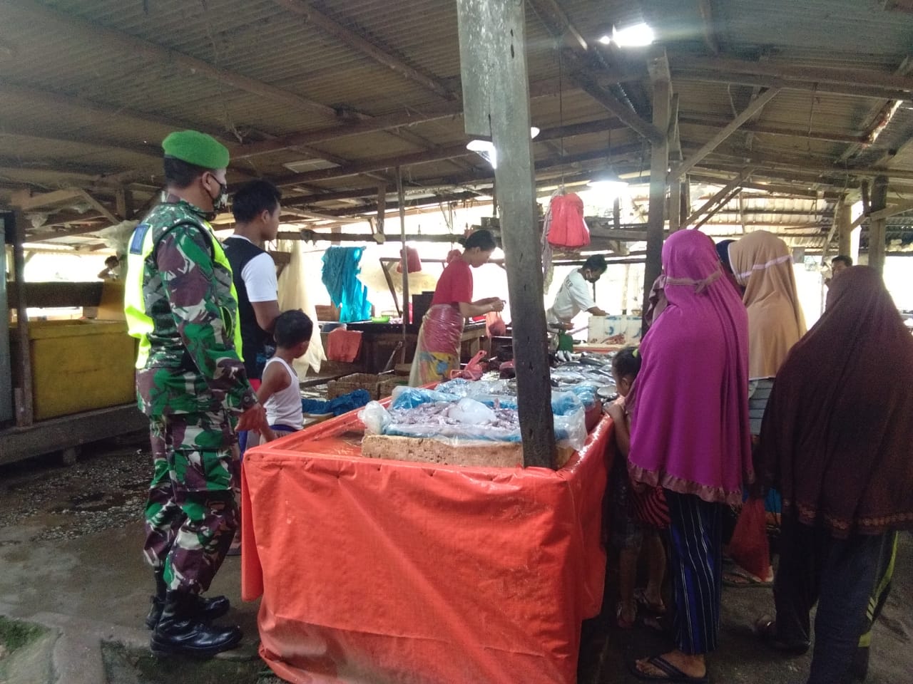 Babinsa Koramil 03/Siak Laksanakan Penegakan Pendisiplinan Prokes Kepada Warga di Pasar