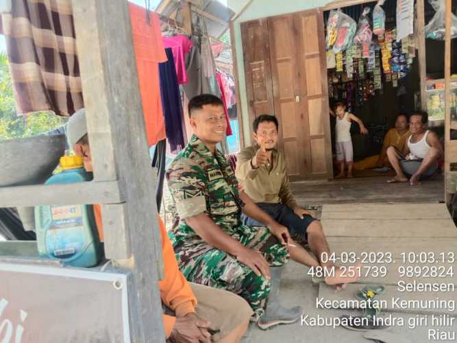 Babinsa Koramil 09/Kemuning Aktif Jalin Kekompakan Bersama Warga