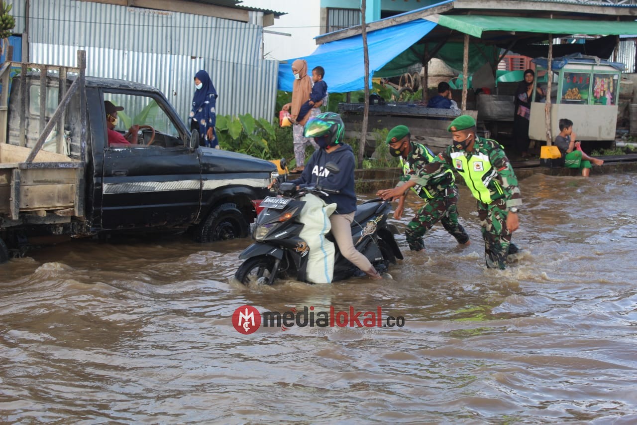 Jalan di Tembilahan Terendam Air, Kodim 0314/Inhil dan Polres Kerahkan Personil