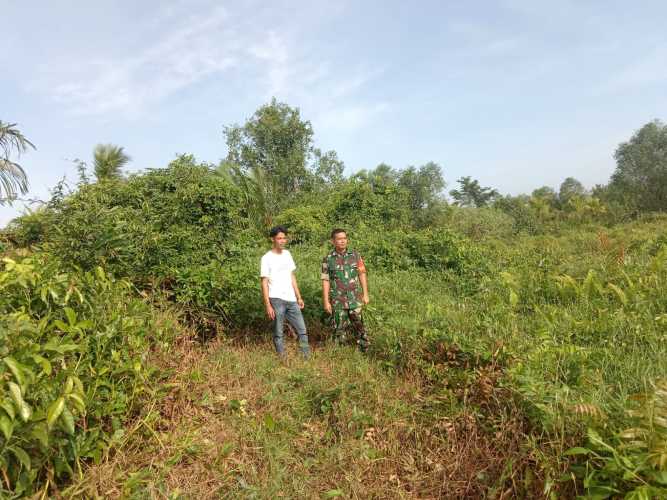 Patroli Karlahut Oleh Babinsa Koramil 04/Kuindra Bersamaan Masyarakat