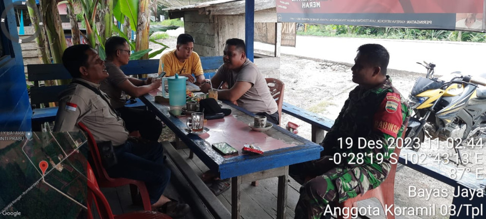 Selalu Kompak, Babinsa 03/Tpl Dan Bhabinkamtibmas Komsos Bersama Dengan Warga Desa Binaan