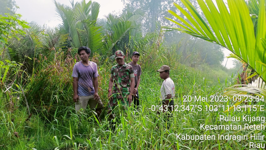 Babinsa Koramil 07/Reteh Patroli Rutin Karlahut di Wilayah Binaan