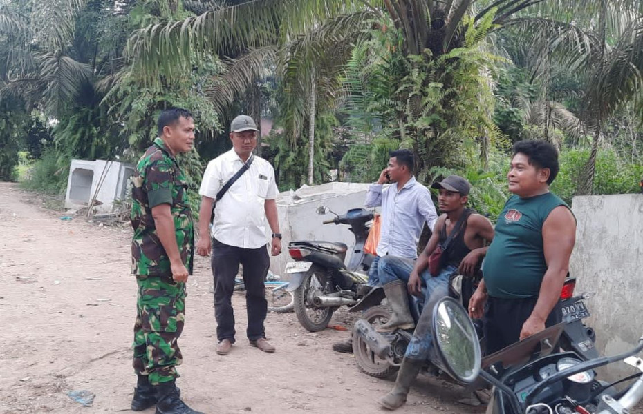 Babinsa Bayas Jaya Koramil 03/Tpl Komsos bersama Warga Bahas Persiapan Jelang Idul Adha