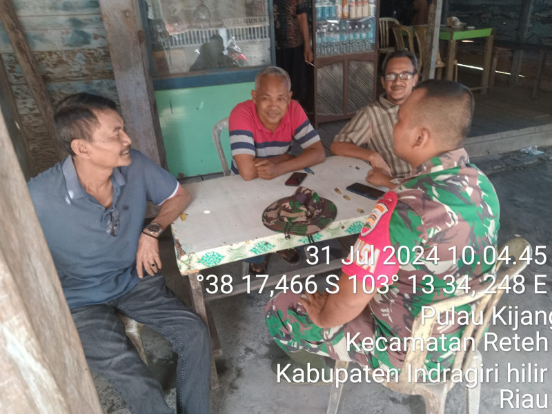 Babinsa Serka Ferry Barus Rutin Laksanakan Komsos Guna Jalin Silaturahmi di Binaan