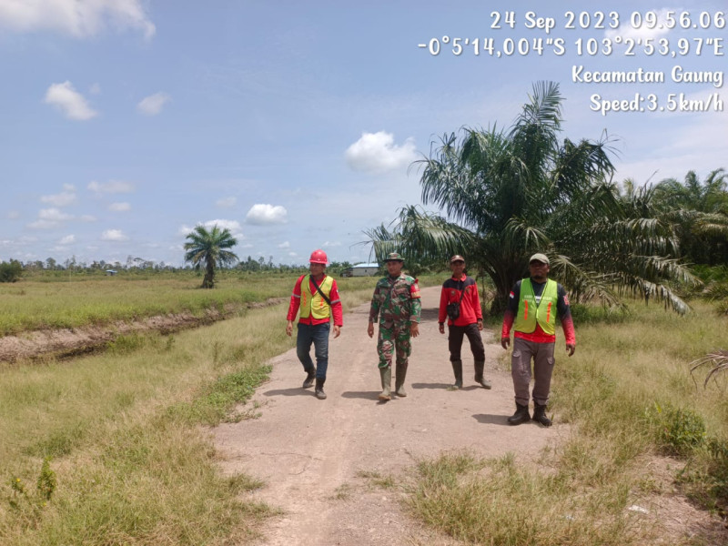 Babinsa 05/Gas Kopda Chandra Manto Lakukan Patroli dan Antisipasi Karhutla Guna Cegah Kebakaran