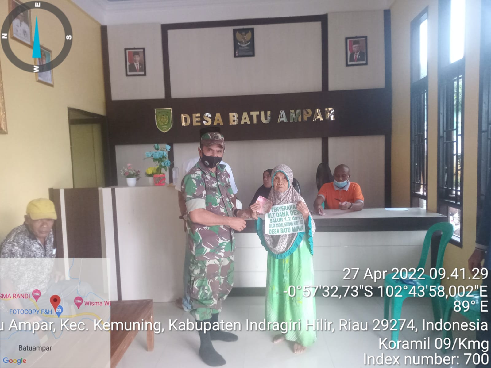Danramil 09/Kemuning Lakukan Kegiatan Penyaluran BLT Di Desa Batu Ampar