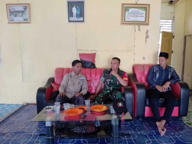 Babinsa Koramil 04/Kuindra Berdiskusi Bersama Warga dan Jalin Silaturahmi