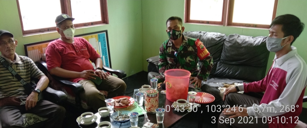 Tingkatkan Sinergitas, Babinsa Koramil 07/Reteh Lakukan Komsos Bersama Kades Pulau Ruku