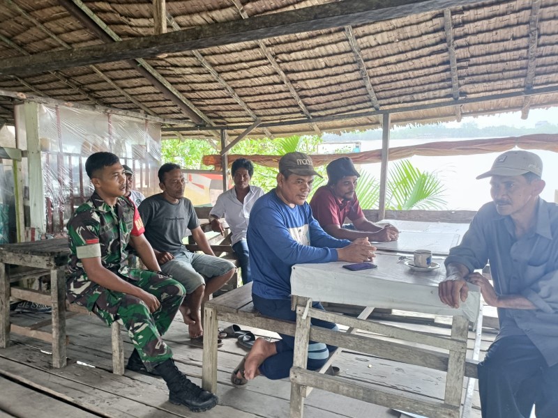 Memperkuat Keamanan Wilayah, Babinsa Koramil 07/Reteh Rutin Lakukan Komsos