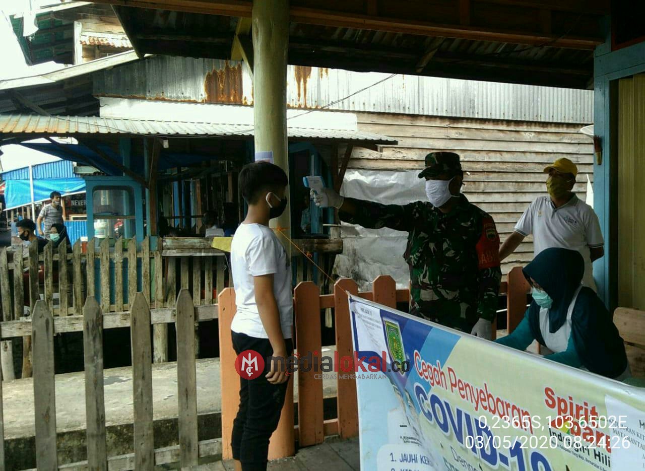 Babinsa Concong Luar Tetap Semangat Laksanakan Pam dan Pengecekan di Posko Covid-19 