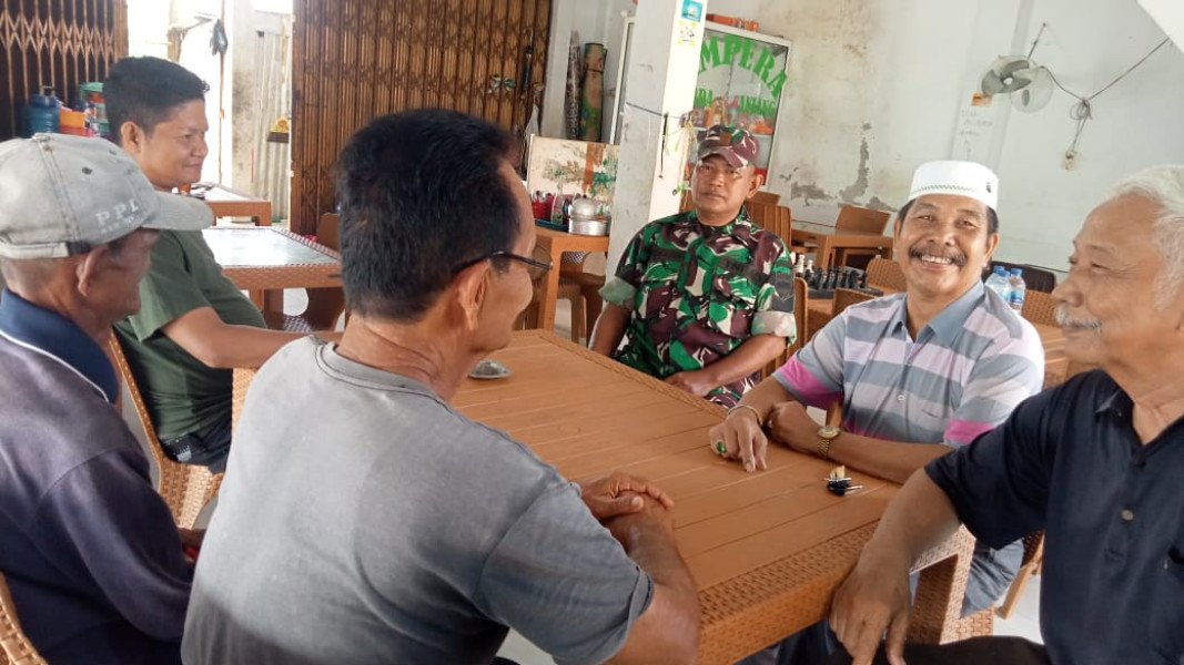 Manfaatkan Kedai Kopi, Babinsa Koramil 05/Gas Serma Tota Komsos Dengan Masyarakat