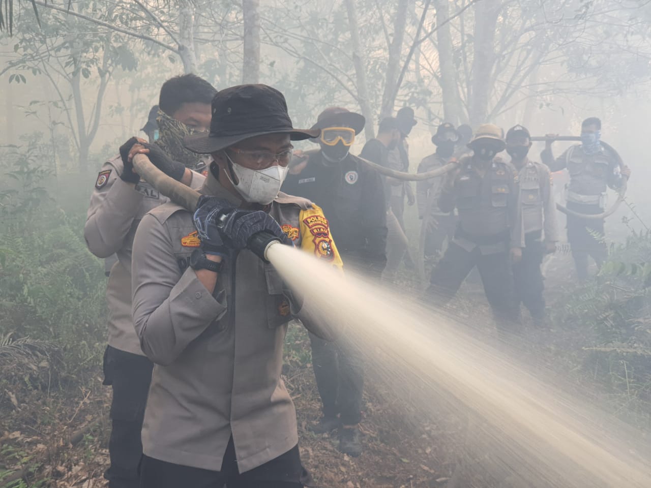 Kebakaran Lahan di Kempas, Dua Hari AKBP Dian Turun Langsung Pemadaman