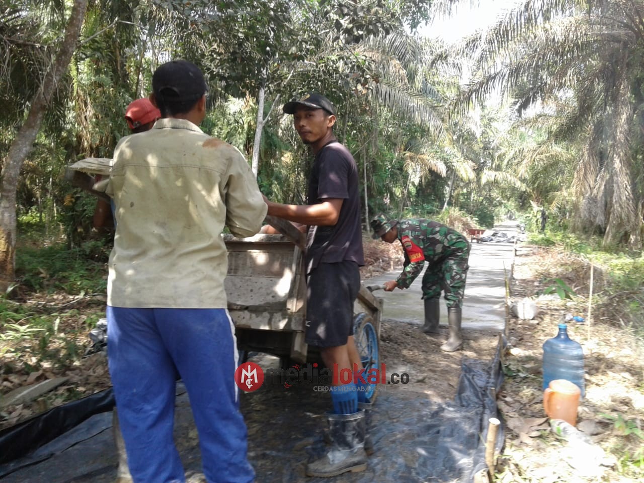 Babinsa Koramil 03/Tempuling Bersama Warga Goro Semenisasi Jalan di Desa Bayas