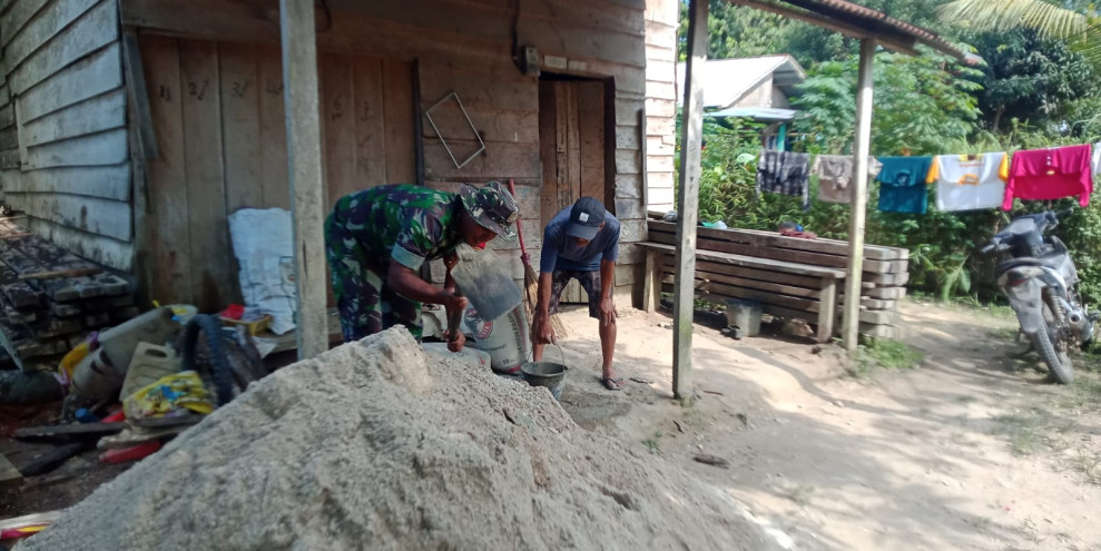 Demi Kenyamanan Bersama, Babinsa Koramil 09/Kemuning Bantu Masyarakat Perbaiki Lantai Rumah Warga Yang Rusak
