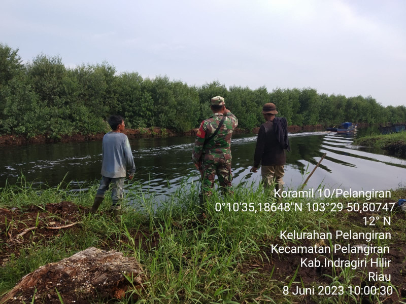 Babinsa Koramil 10/Pelangiran Telusuri Lahan dan Hutan Bersama Warga