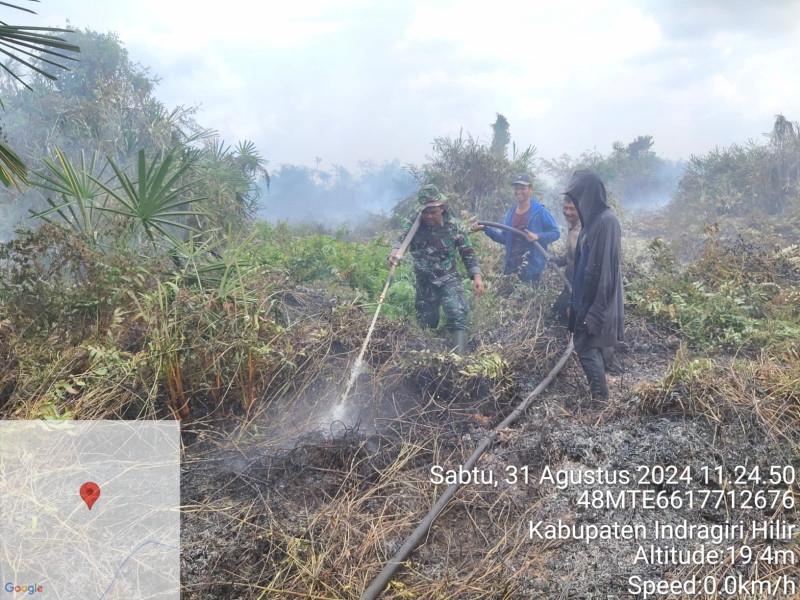 Babinsa Koramil 09/Kmg Bersama Tim Gabungan Lakukan Pendinginan dan Pemadaman Terhadap Karhutla