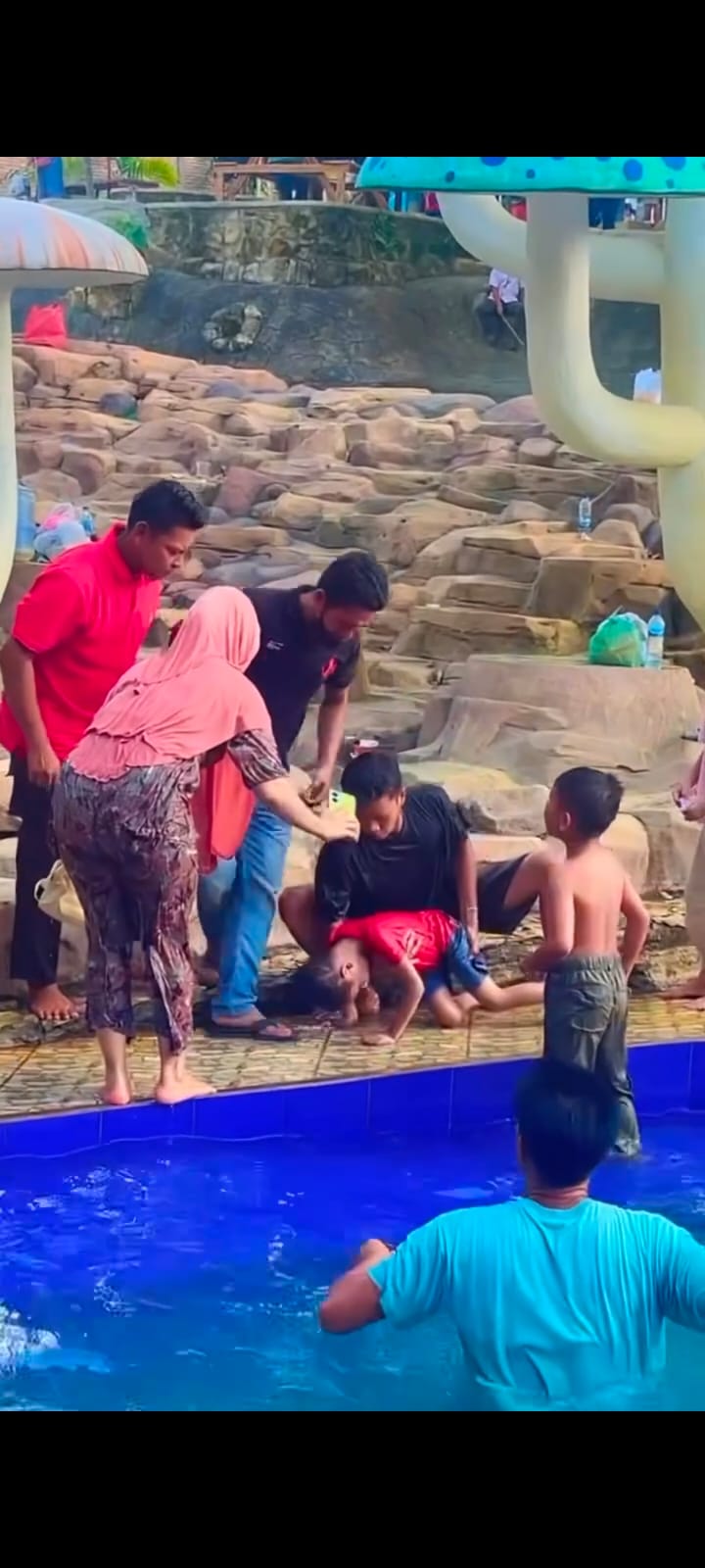 Akibat Kelalaian Orang Tua, Seorang anak Jatuh Hingga Pingsan di Wisata Ara Garden Bagan Batu