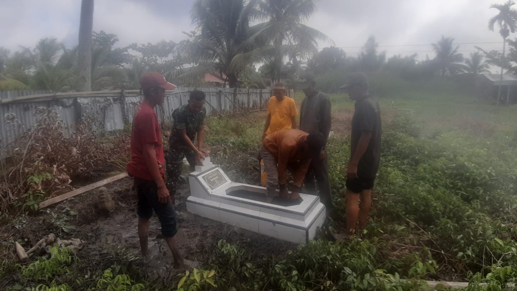 Jalin Kebersamaan, Koramil 07/Reteh Giat Komsos Sekaligus Pemasangan Batu Nisan Pemakaman