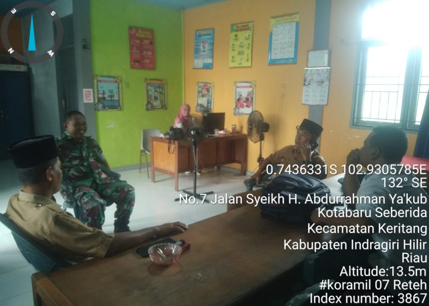 Babinsa Koramil 09/Kmg Bersama Staf PPK Desa Memberikan Informasi Terkait Pemilu 2024