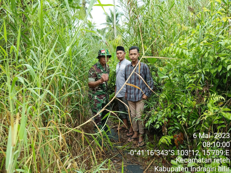 Babinsa Koramil 07/Reteh Patroli Daerah Rawan Karhutla Bersama Warga