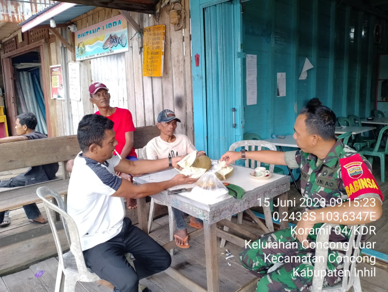 Sambil Menikmati Durian, Babinsa Koramil 04/Kuindra Jalin Hubungan Harmonis Bersama Warga