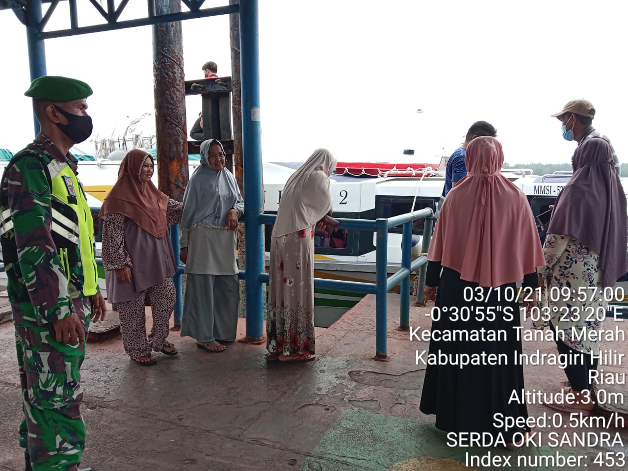 Babinsa Koramil 02/Tanah Merah Gelar Penegakan Disiplin Protkes di Pelabuhan Speed Boat