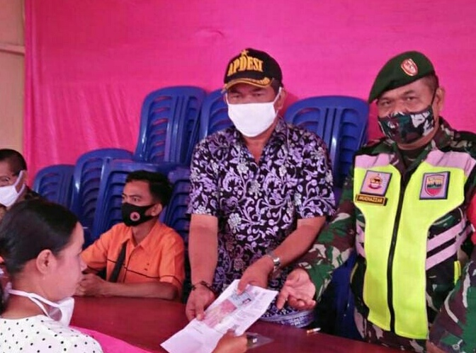 Babinsa Koramil 04/Kuindra Kawal Penyaluran BST di Tanjung Lajau