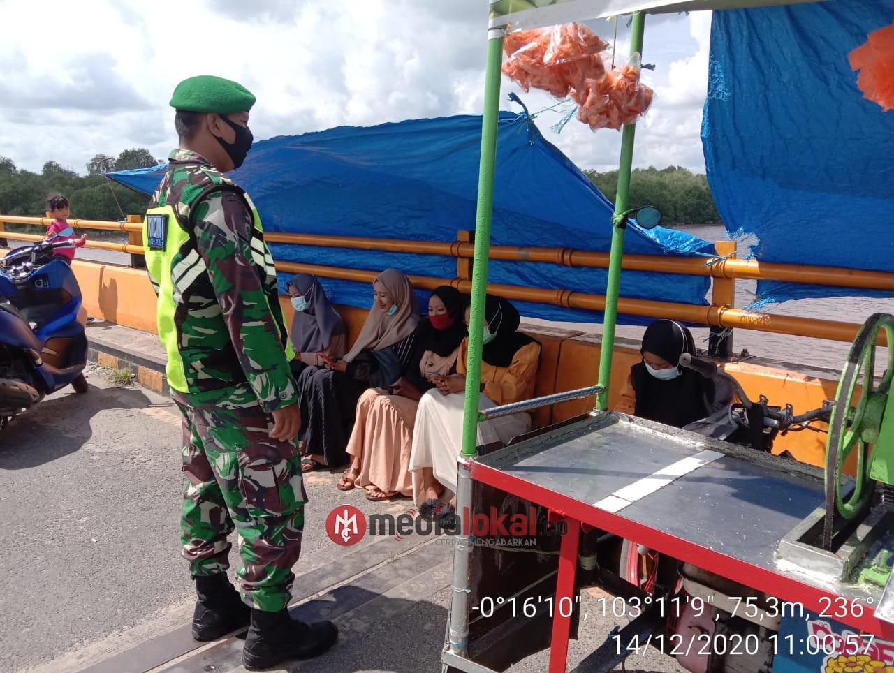 Koptu Ronald Manalu Komsos Protkes di Jembatan Getek