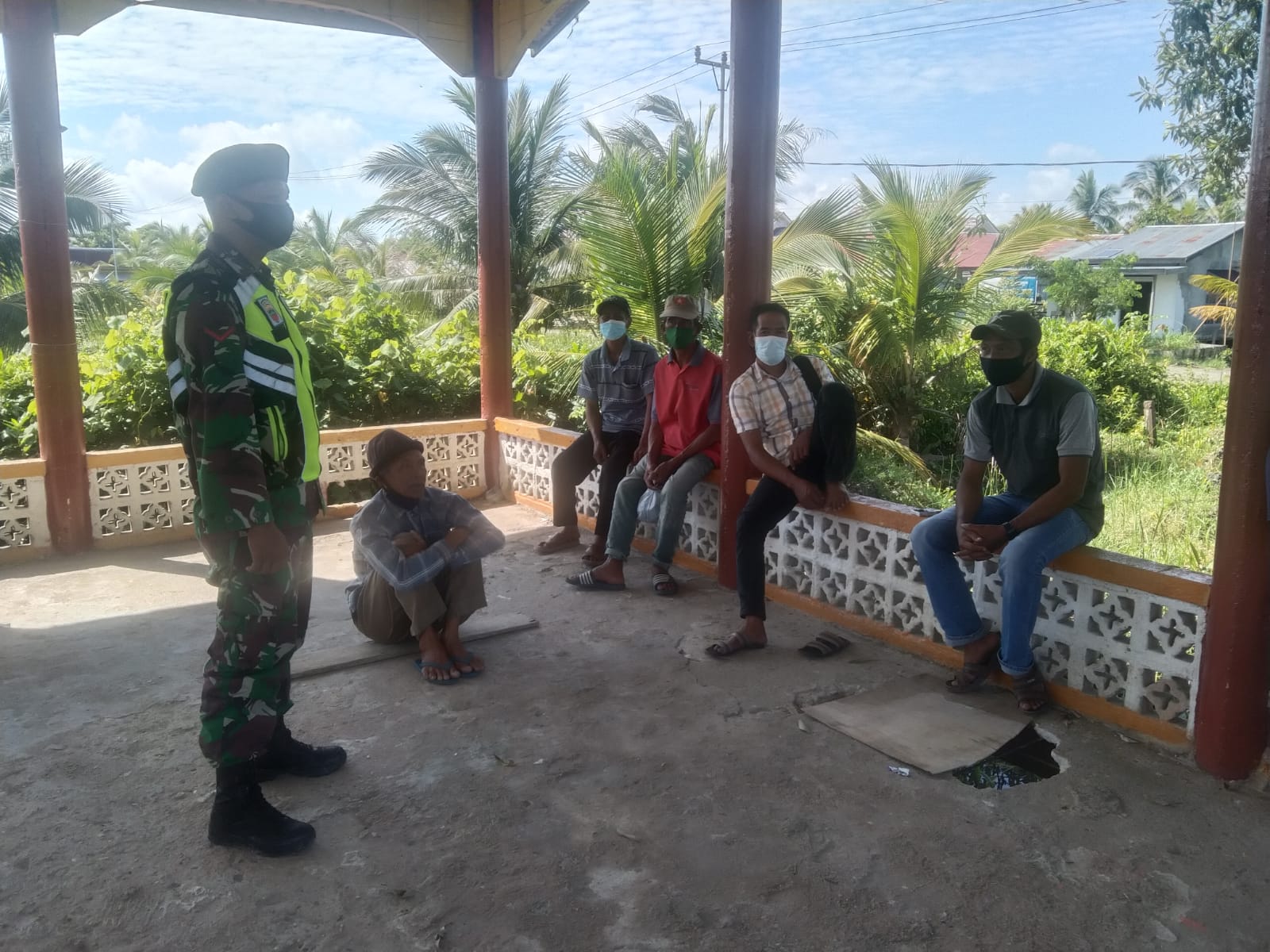 Babinsa Koramil 04/Kuindra Himbau Tetap Terapkan Prokes Melalui Komsos