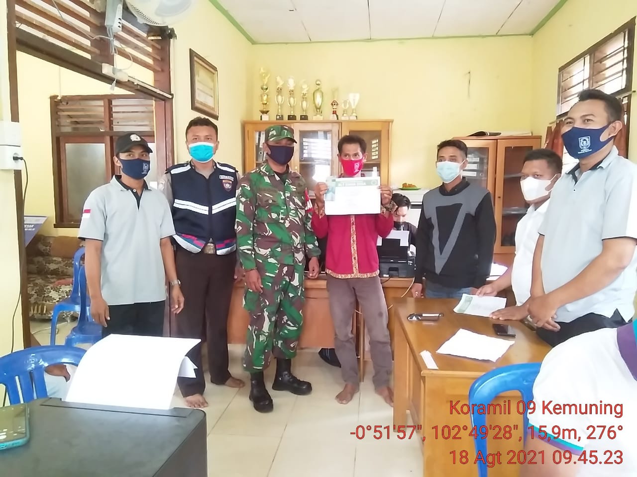 Yakinkan Tepat Sasaran Babinsa Koramil 09/Kemuning Dampingi Penyaluran BLT DD Lubuk Besar