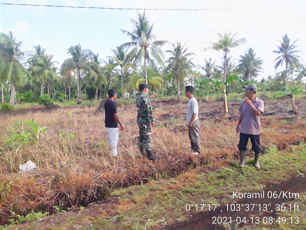 TNI dari Koramil 06/Kateman Terus Gencar Patroli Karhutla di Wilayah Sungai Simbar