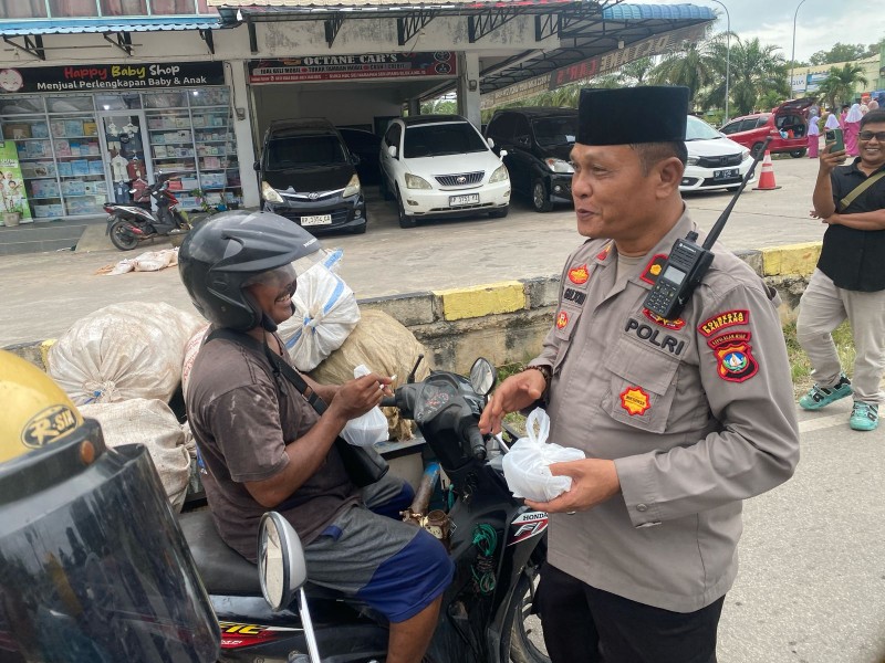 Polsek Sekupang Bagikan 300 Paket Takjil Untuk Masyarakat, Ciptakan Ramadhan Penuh Berkah