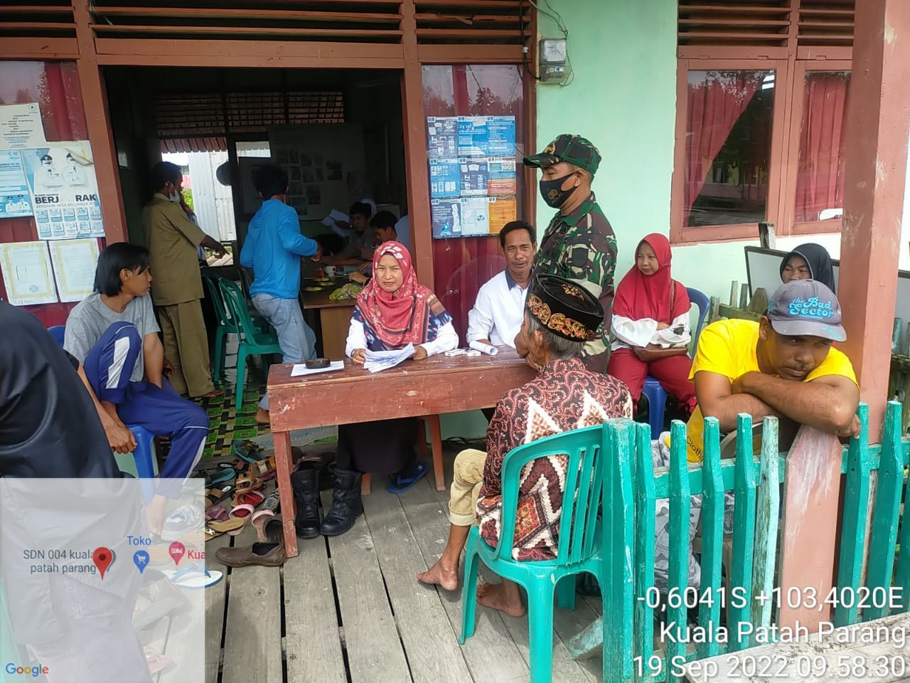 Danramil 07/Reteh Dampingi Penyaluran Dana BST BBM dan Sembako