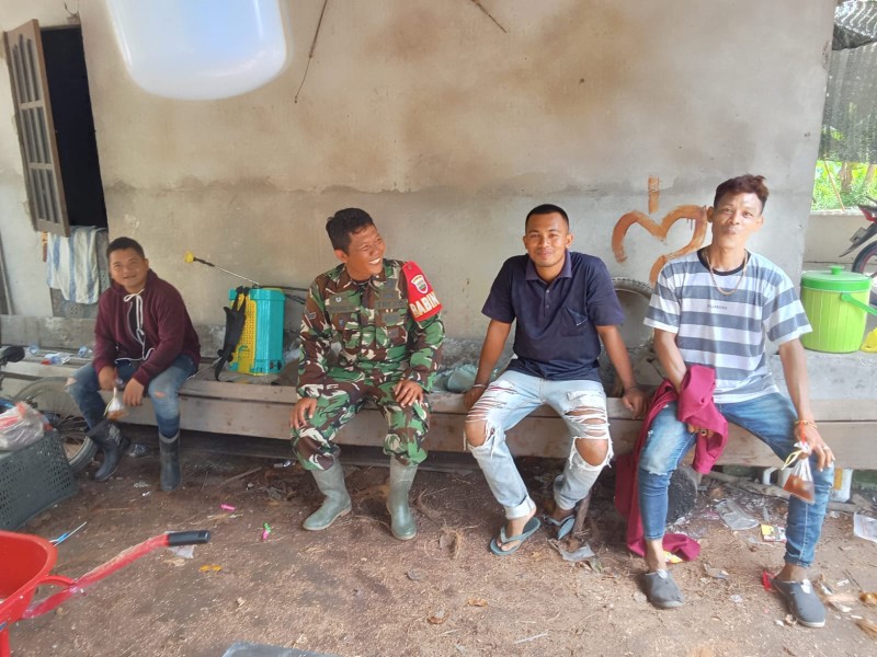 Babinsa Sertu Wisnu Hartono Laksanakan Komsos dengan Tokoh Masyarakat, Himbau Masyarakat untuk Menumbuhkan Hidup Sosial yang Rukun