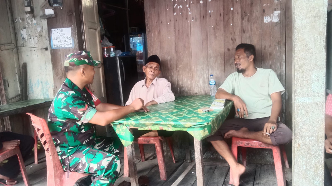 Babinsa Koramil 05/ Gas Kopda Umar Nasution Komsos Di Warung Kopi Guna Eratkan Silaturahmi Bersama Warga