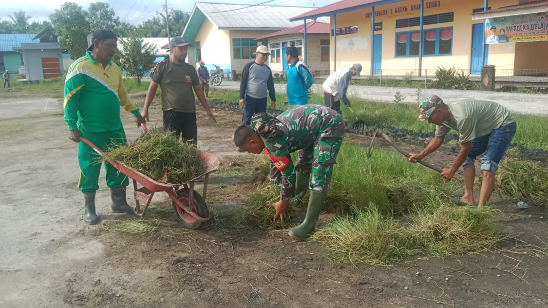 Jum'at Bersih, Babinsa Koramil 05/Gas Pratu Risky Sormin Bersama Warga Bersihkan Lingkungan