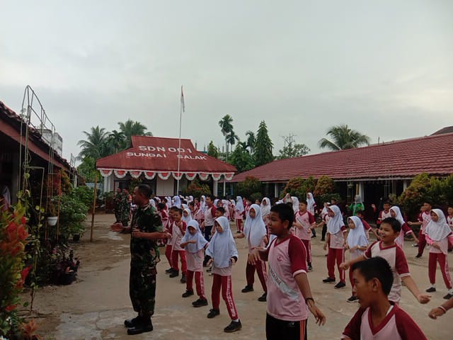 Babinsa Koramil 03/Tpl Senam Pagi Bersama Siswa SDN 001 Kelurahan Sungai Salak