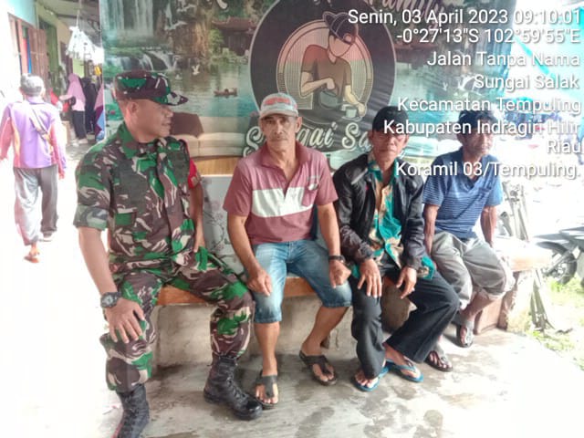Babinsa Koramil 03/Tpl Komsos dengan warga, jaga sinergitas aparat dengan masyarakat
