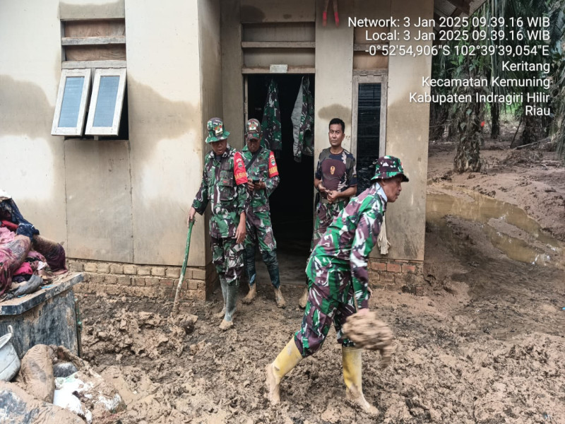 Kompak, Babinsa Koramil 07/Reteh dan 09/Kemuning Bantu Korban Banjir di Keritang