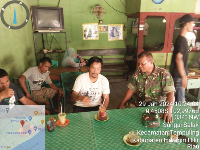 Serap Informasi Sambil Ngopi Bersama Warga, Babinsa 03/Tpl Ajak Warganya ke Warung Kopi