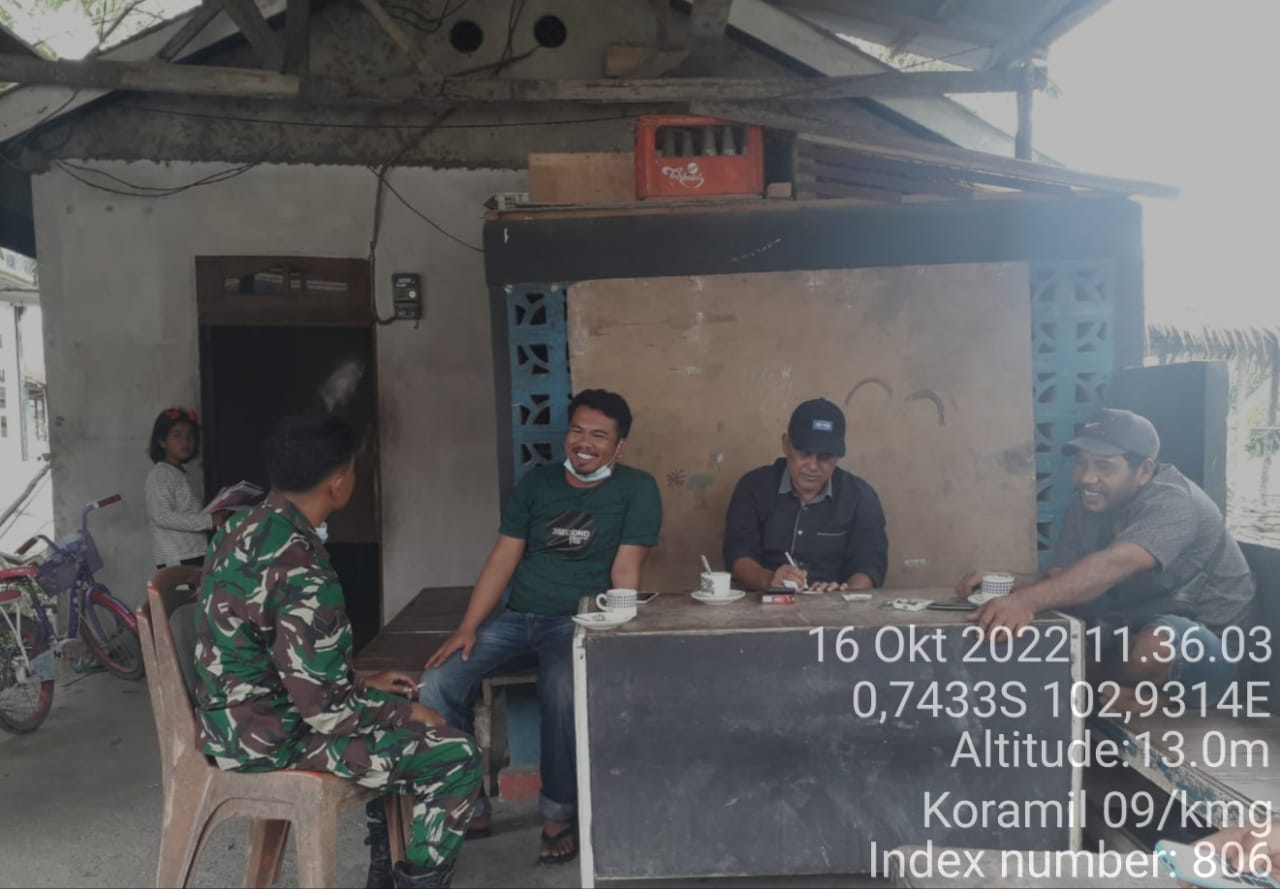 Babinsa Koramil 09/Kemuning Jalin Hubungan Silaturahmi Bersama Warga Setempat