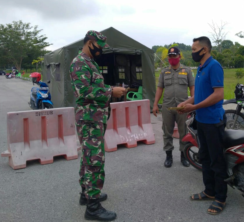 Koramil 03/Siak dan Satpol PP Laksanakan Penjagaan Di Tempat Isolasi Pasien Covid 19