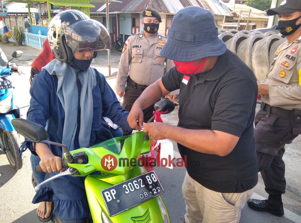 Sambut HUT RI Ke-75, Boedak Kampung Bagi-bagikan Masker dan Bendera