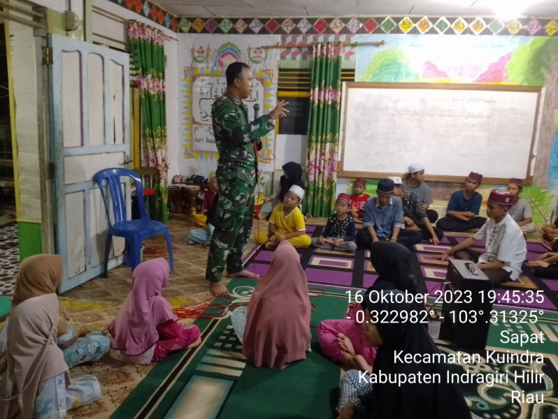 Babinsa Koramil 04/Kuindra Menyampaikan Kepada Anak-Anak Tahfidz Terkait Kedisiplinan Waktu