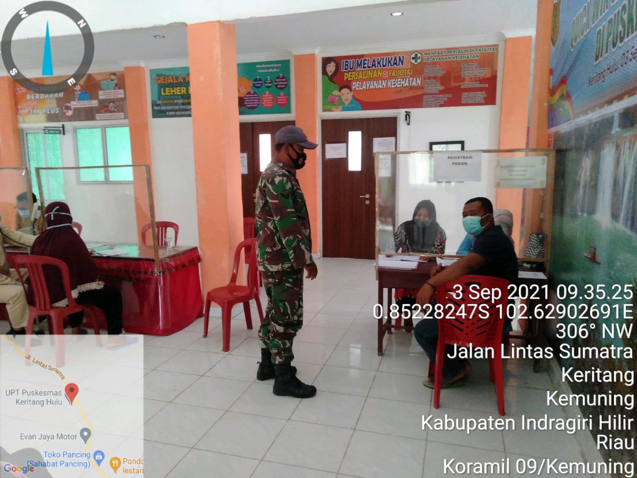 Pastikan Berjalan dengan Lancar, Sertu M Ridwan Dampingi Vaksinasi di Keritang Hulu