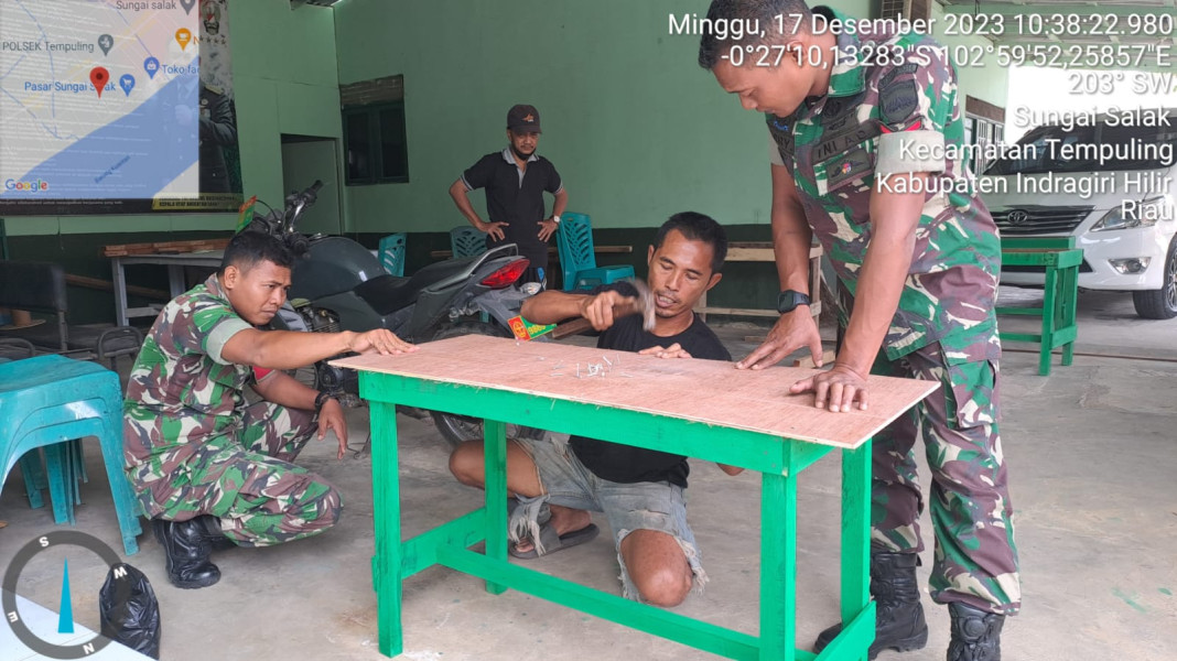 Hari Libur, Anggota Koramil 03/Tpl Dibantu Warga Sekitar Lakukan Kurve Pangkalan