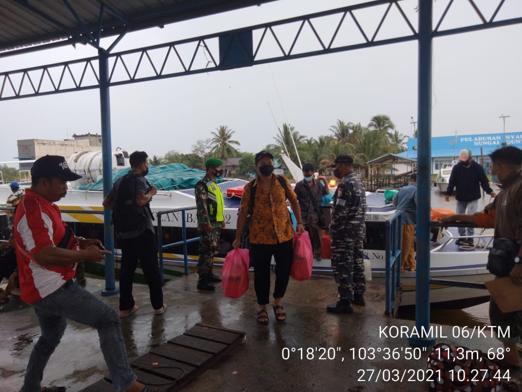 Serda Rudi Hartono Bersama Satgas Pantau Aktifitas Warga di Pelabuhan Sungai Guntung