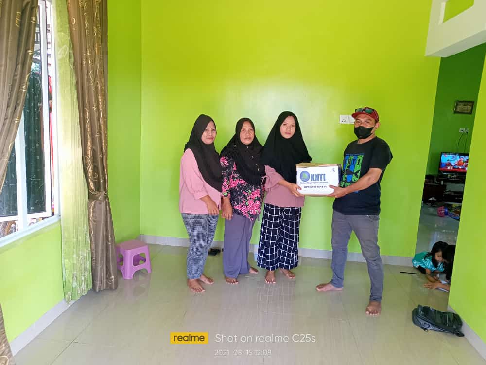 Ketua KNTI Bintan Salurkan Bantuan Sembako kepada Istri Nelayan yang Ditahan di Malaysia Ketua KNTI Bintan Salurkan Bantuan Sembako kepada Istri Nelayan yang Ditahan di Malaysia